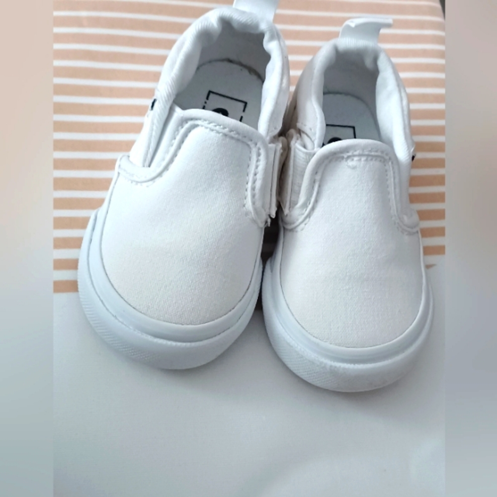 Toddler Slip-On V Shoe Size 4 Toddler